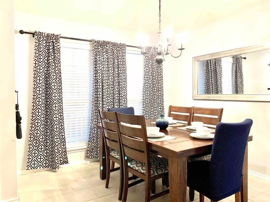 Modern Updates - Great Location - King Bed- Bmt San Antonio Eksteriør bilde